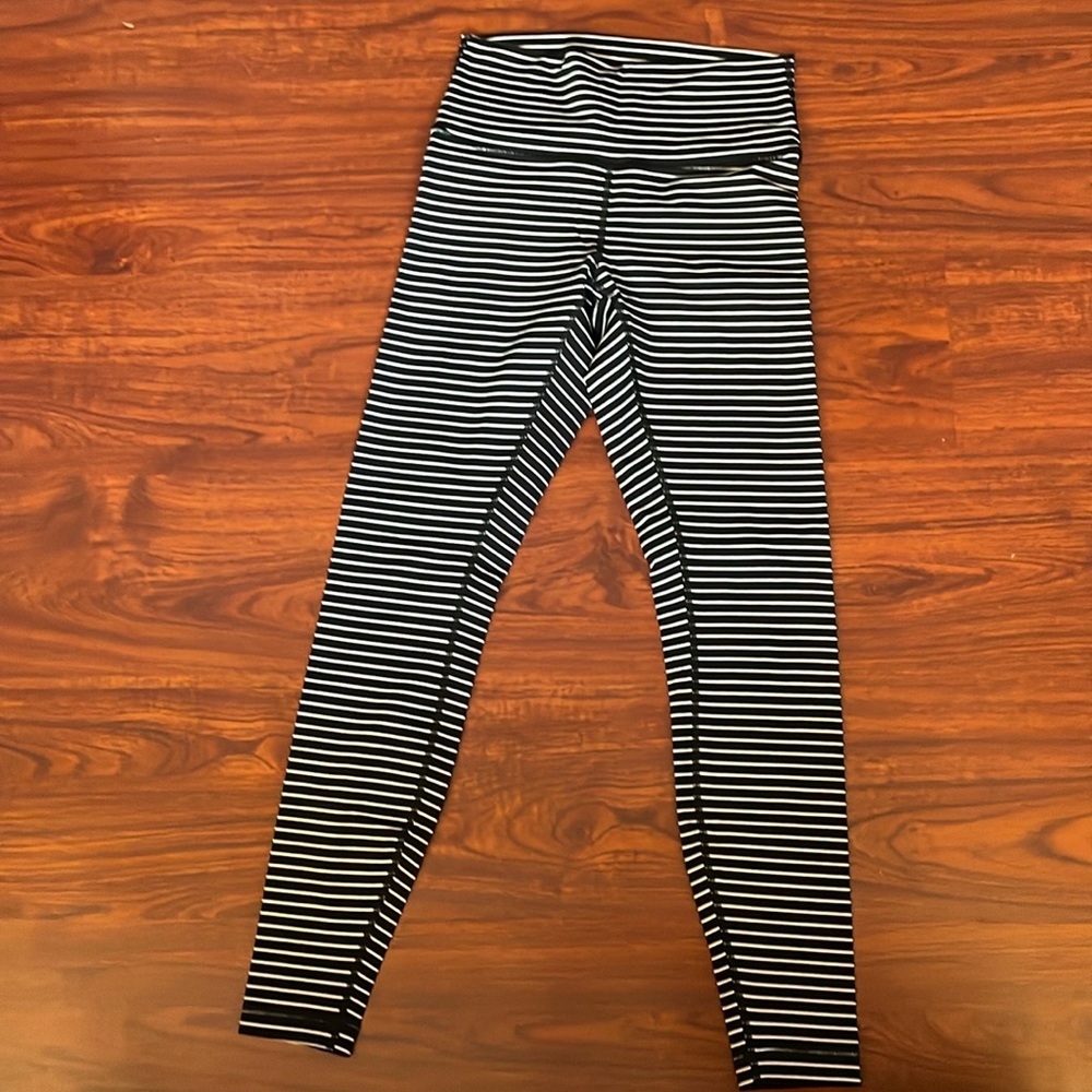 WUNDER UNDER
HIGH-RISE TIGHT
*LUXTREME 28"
Parallel Stripe Black and white